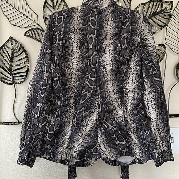 Linea Domani Multicolor Snake
Print Jacket size 6 - Picture 3 of 3